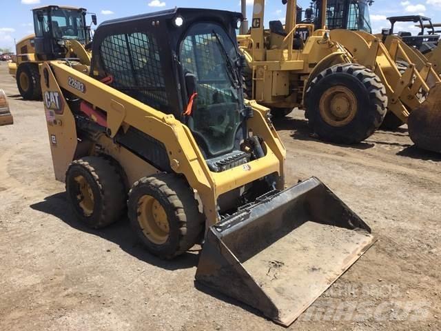 CAT 226D3 لوادر انزلاقية التوجيه