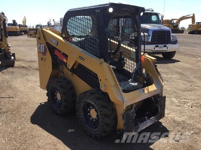 CAT 226D3 لوادر انزلاقية التوجيه