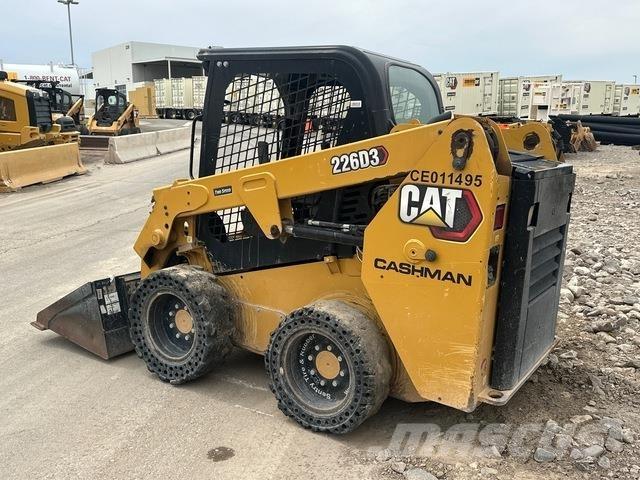 CAT 226D3 لوادر انزلاقية التوجيه