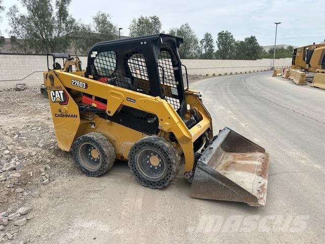 CAT 226D3 لوادر انزلاقية التوجيه