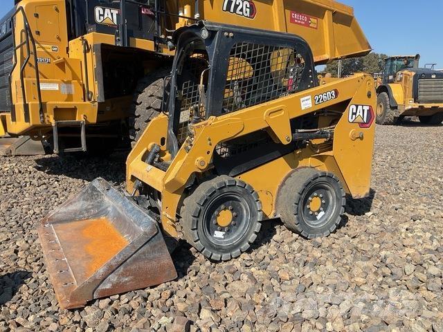CAT 226D3 لوادر انزلاقية التوجيه