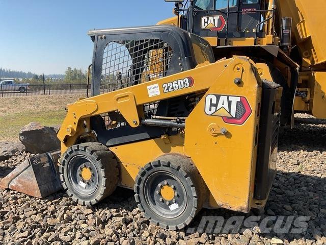 CAT 226D3 لوادر انزلاقية التوجيه
