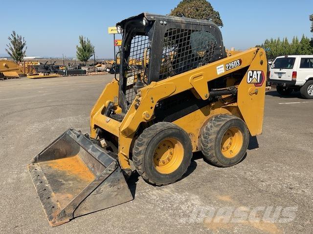 CAT 226D3 لوادر انزلاقية التوجيه