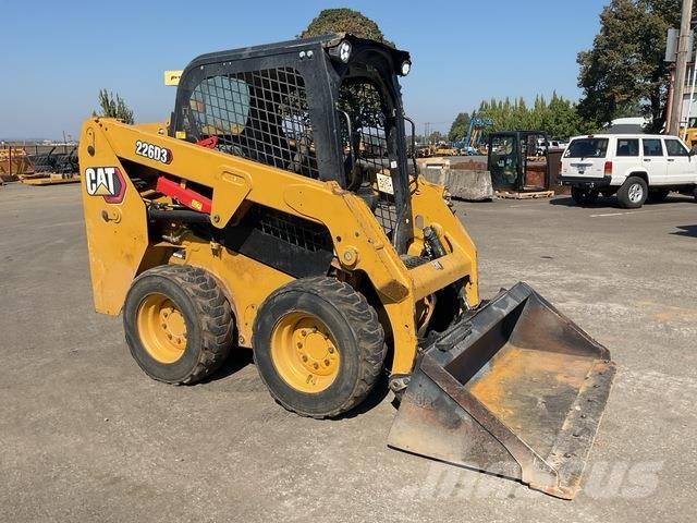 CAT 226D3 لوادر انزلاقية التوجيه