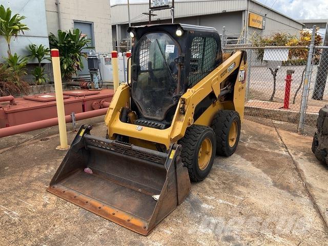CAT 226D3 لوادر انزلاقية التوجيه