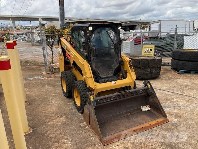 CAT 226D3 لوادر انزلاقية التوجيه