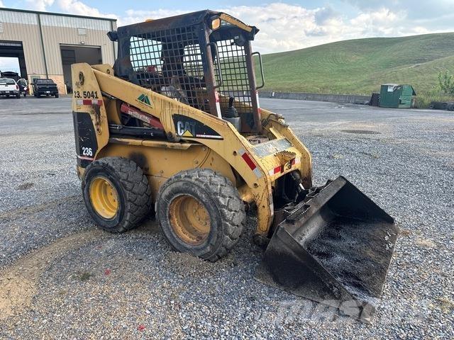 CAT 236 لوادر انزلاقية التوجيه