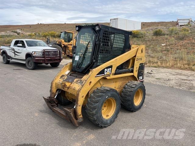 CAT 236 لوادر انزلاقية التوجيه