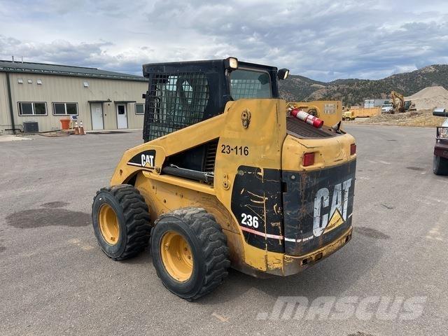 CAT 236 لوادر انزلاقية التوجيه