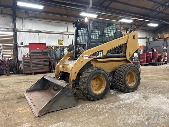 CAT 236B لوادر انزلاقية التوجيه