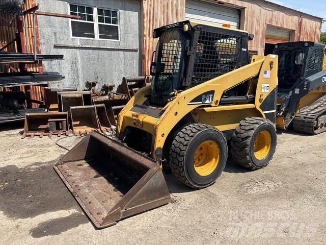 CAT 236B لوادر انزلاقية التوجيه