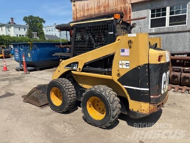 CAT 236B لوادر انزلاقية التوجيه