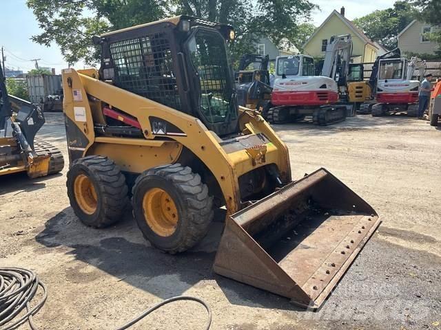 CAT 236B لوادر انزلاقية التوجيه