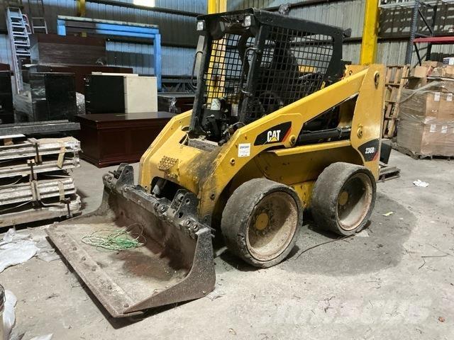 CAT 236B3 لوادر انزلاقية التوجيه