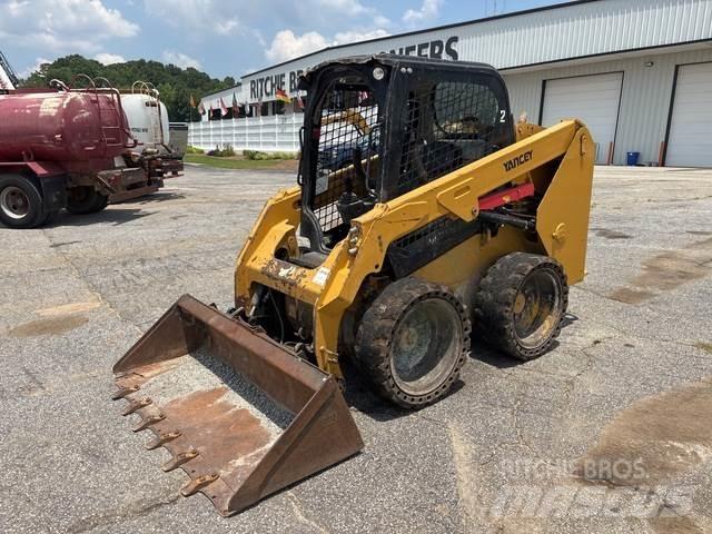 CAT 236D لوادر انزلاقية التوجيه
