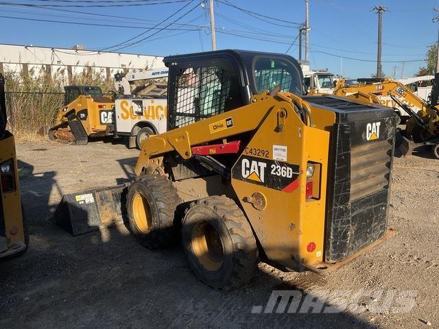 CAT 236D لوادر انزلاقية التوجيه