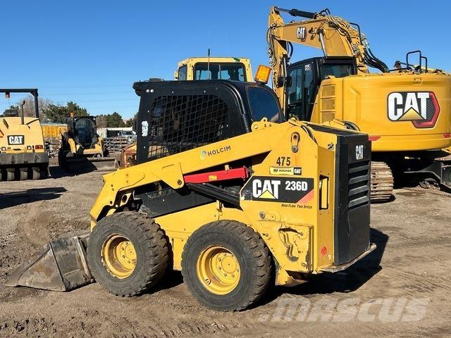CAT 236D لوادر انزلاقية التوجيه