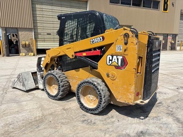 CAT 236D3 لوادر انزلاقية التوجيه