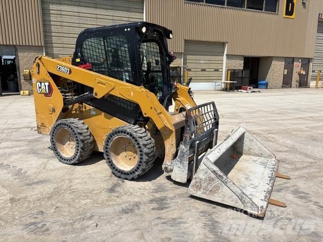 CAT 236D3 لوادر انزلاقية التوجيه
