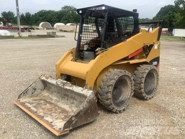 CAT 242B3 لوادر انزلاقية التوجيه