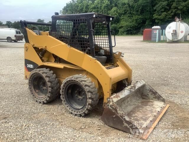 CAT 242B3 لوادر انزلاقية التوجيه