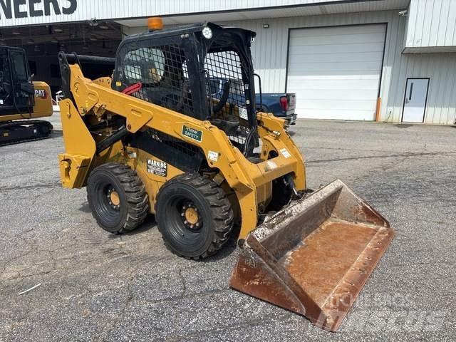 CAT 242D لوادر انزلاقية التوجيه