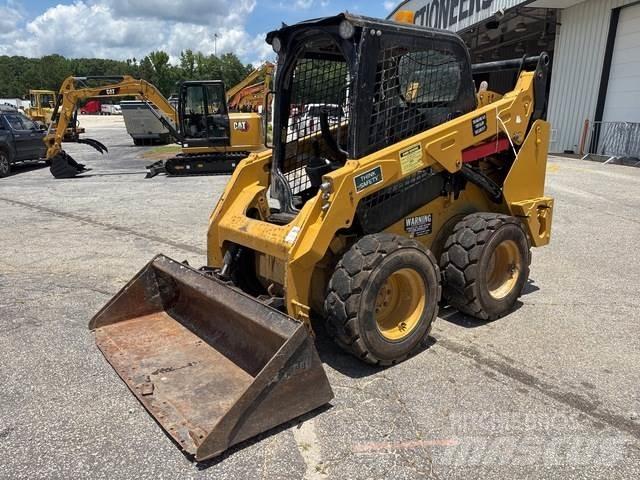 CAT 242D لوادر انزلاقية التوجيه