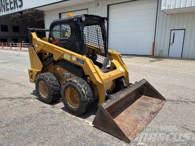 CAT 242D لوادر انزلاقية التوجيه