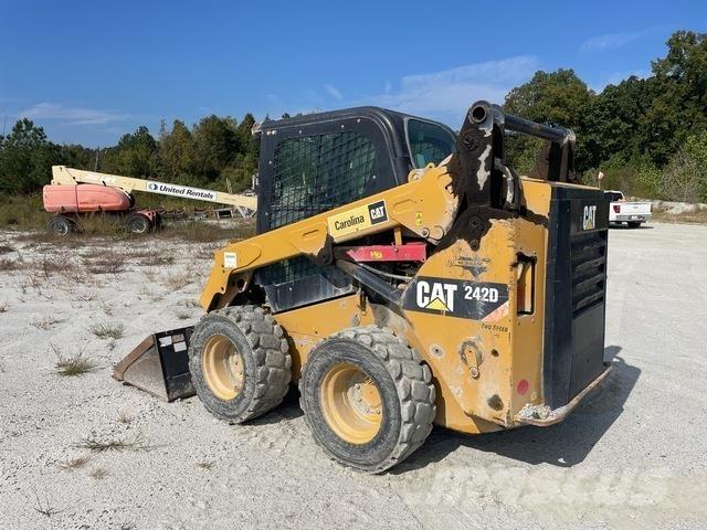CAT 242D لوادر انزلاقية التوجيه