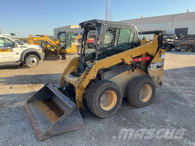 CAT 242D لوادر انزلاقية التوجيه