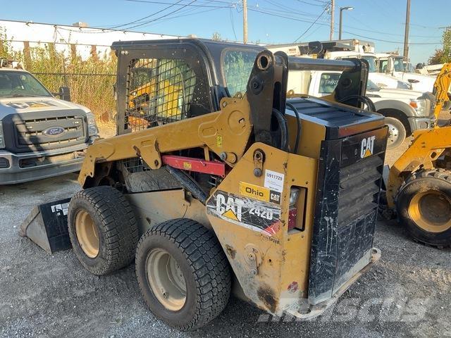 CAT 242D لوادر انزلاقية التوجيه