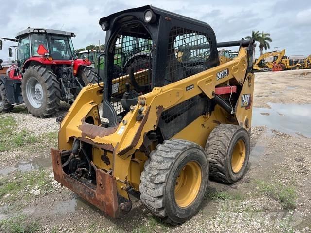 CAT 242D3 لوادر انزلاقية التوجيه