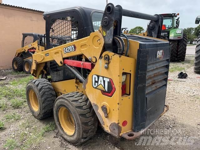 CAT 242D3 لوادر انزلاقية التوجيه