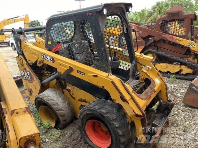 CAT 242D3 لوادر انزلاقية التوجيه