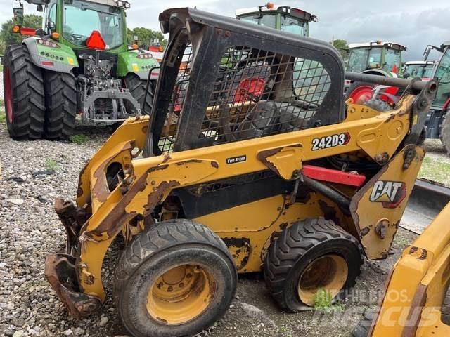 CAT 242D3 لوادر انزلاقية التوجيه