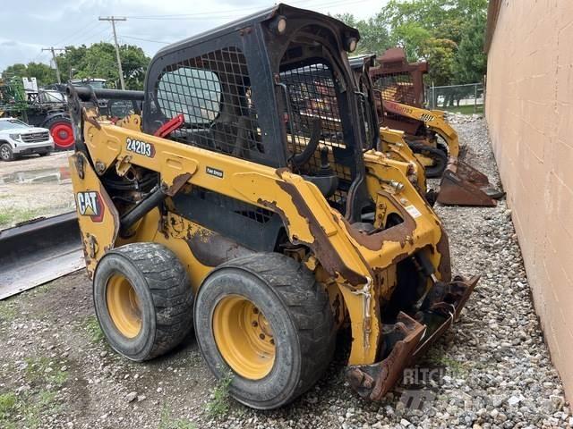 CAT 242D3 لوادر انزلاقية التوجيه