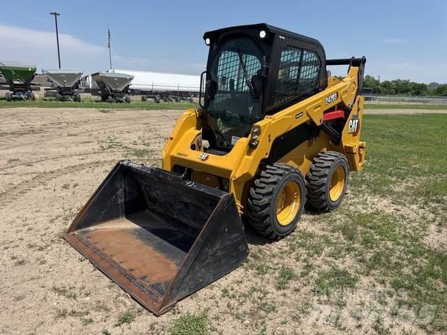 CAT 242D3 لوادر انزلاقية التوجيه