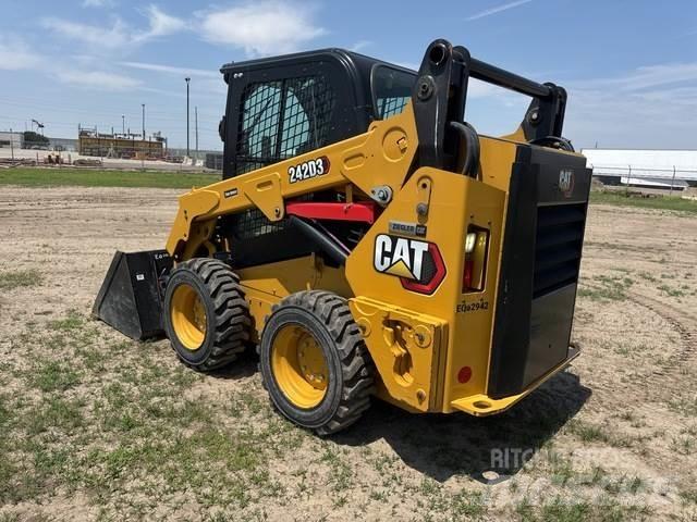 CAT 242D3 لوادر انزلاقية التوجيه