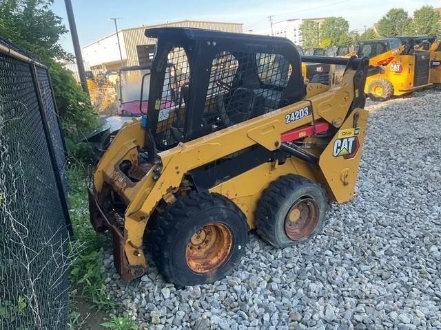 CAT 242D3 لوادر انزلاقية التوجيه