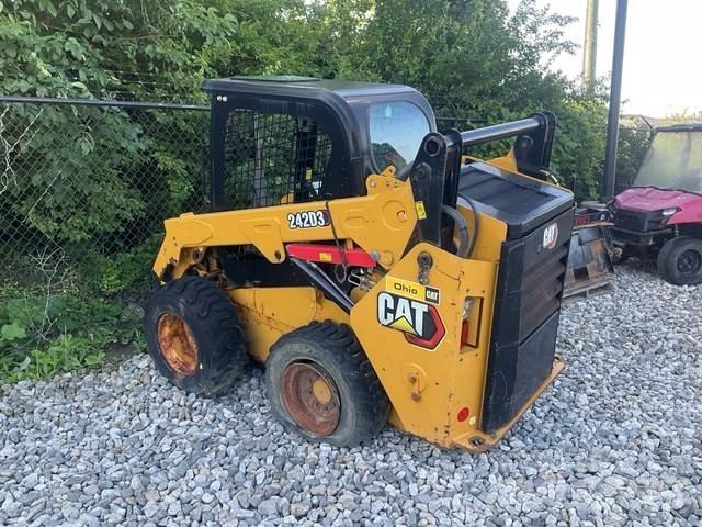 CAT 242D3 لوادر انزلاقية التوجيه