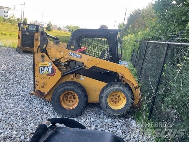 CAT 242D3 لوادر انزلاقية التوجيه