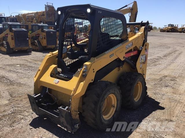 CAT 242D3 لوادر انزلاقية التوجيه