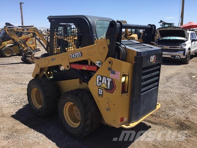 CAT 242D3 لوادر انزلاقية التوجيه