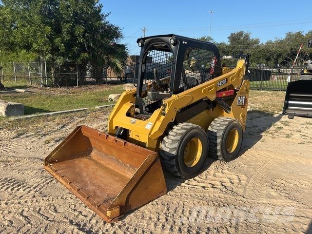 CAT 242D3 لوادر انزلاقية التوجيه