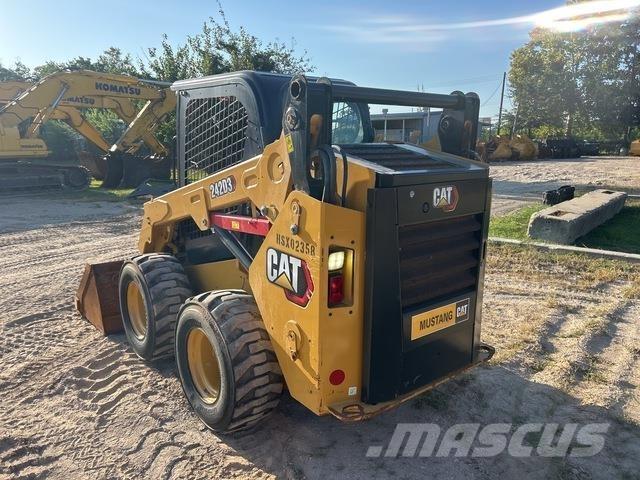 CAT 242D3 لوادر انزلاقية التوجيه