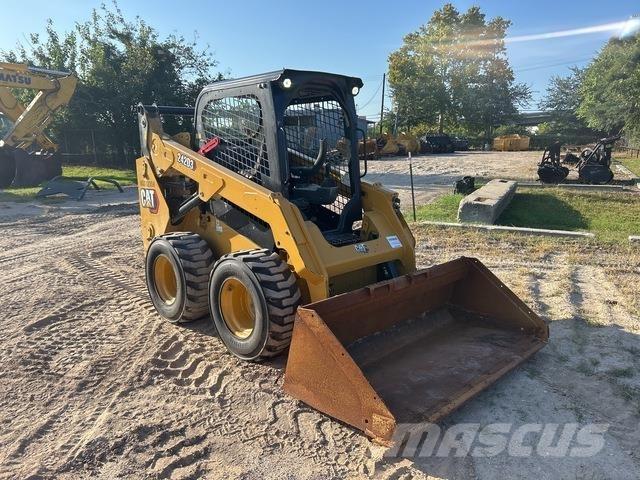 CAT 242D3 لوادر انزلاقية التوجيه