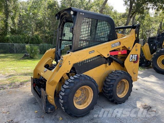 CAT 242D3 لوادر انزلاقية التوجيه