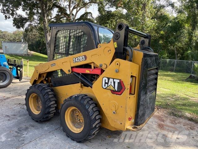 CAT 242D3 لوادر انزلاقية التوجيه