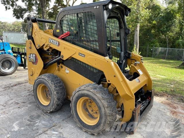 CAT 242D3 لوادر انزلاقية التوجيه