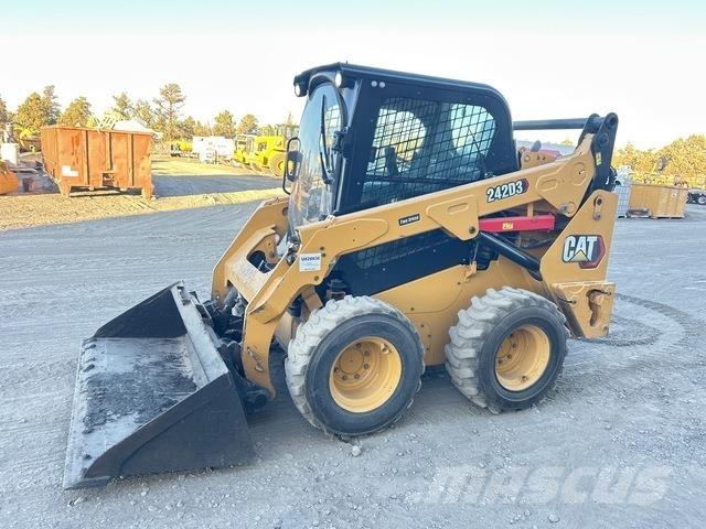 CAT 242D3 لوادر انزلاقية التوجيه